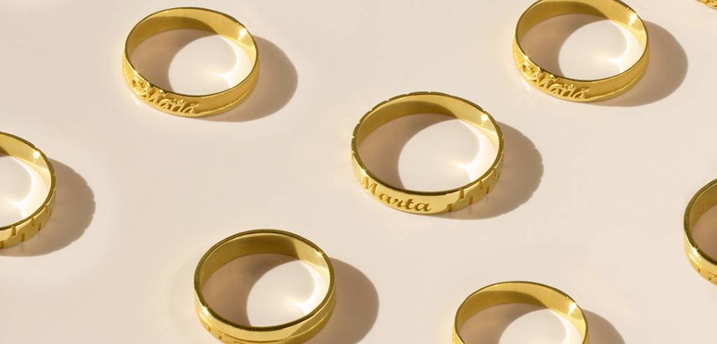 ¿Cómo llevar las arras al altar, quién lo hace y qué significan?