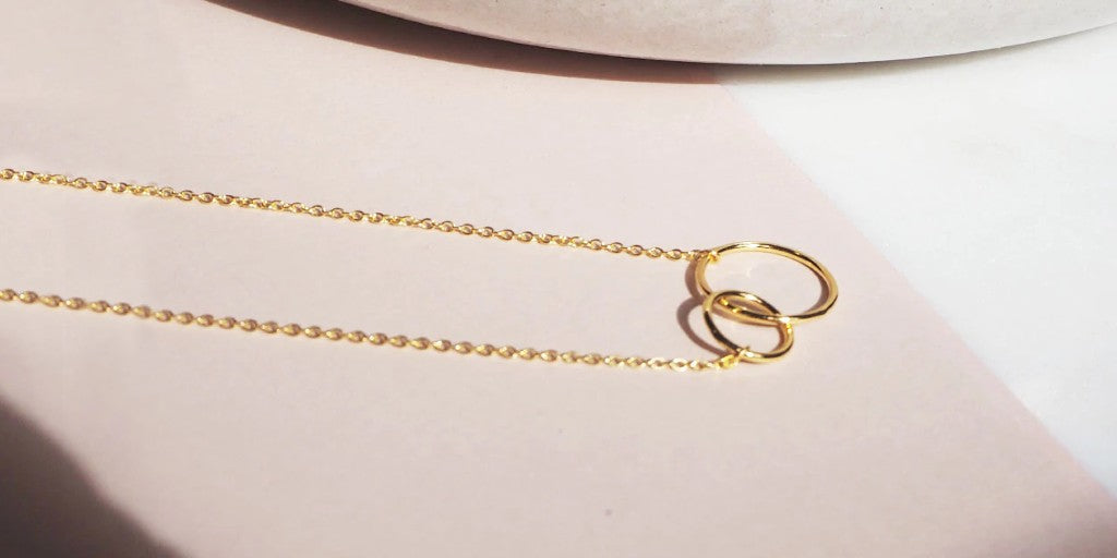 ¿Cuál es el significado del colgante con dos círculos?