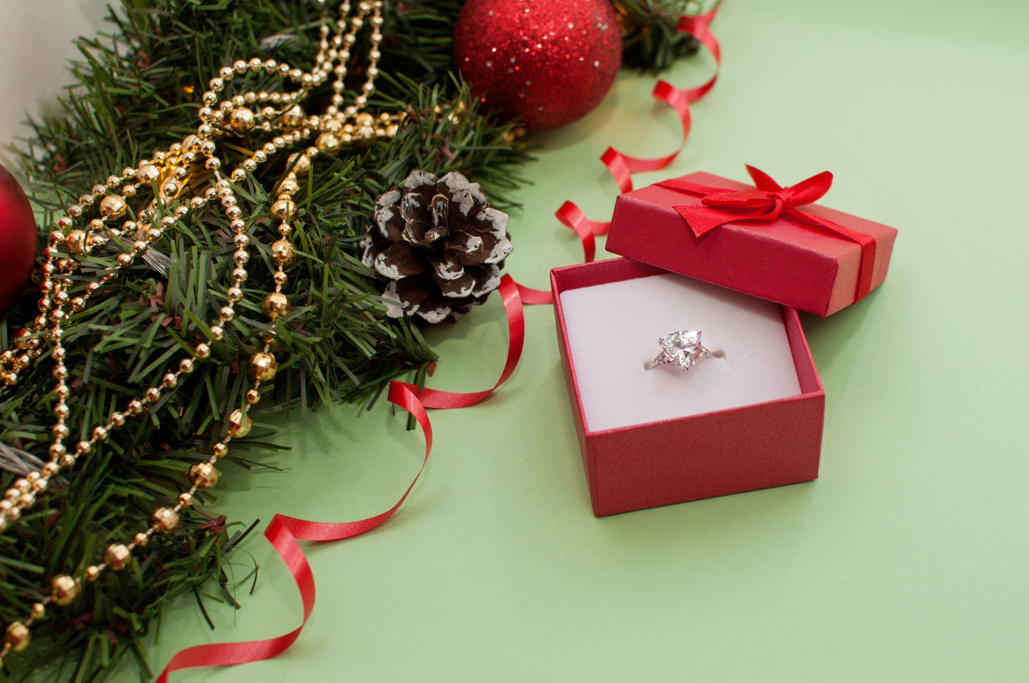 Joyas Navideñas: Ideas para Regalar estas Fiestas 2025