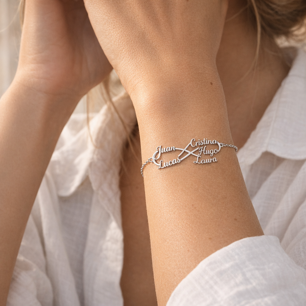 Pulsera Infinito de Plata 925 con Nombres Grabados - joya puesta | Customima