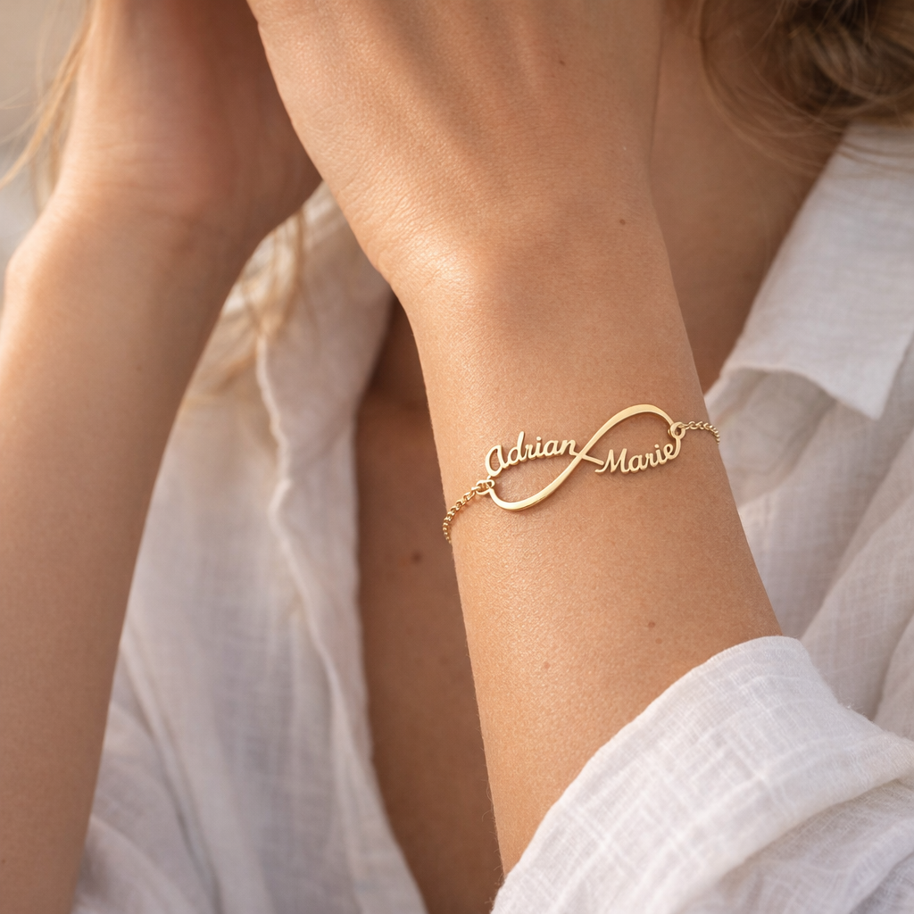 Pulsera Infinito de Oro con Nombres Grabados - joya puesta | Customima