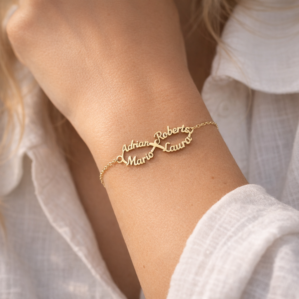 Pulsera Infinito de Oro con Nombres Grabados - joya puesta | Customima