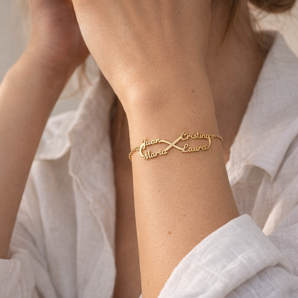 Pulsera Infinito de Oro con Nombres Grabados - joya puesta | Customima