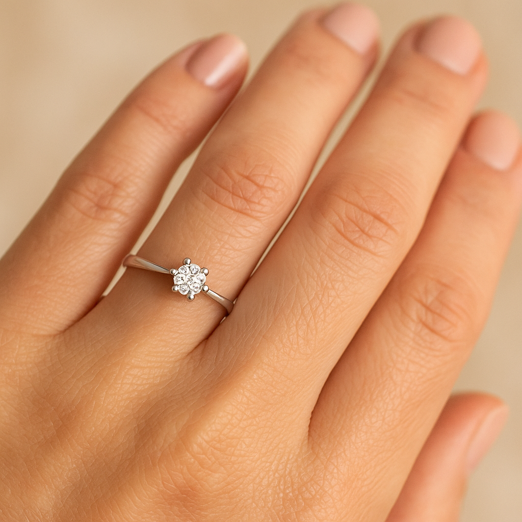 Anillo Solitario 0,25 ct en Oro Blanco 9K con Nombre Grabado puesto en la mano