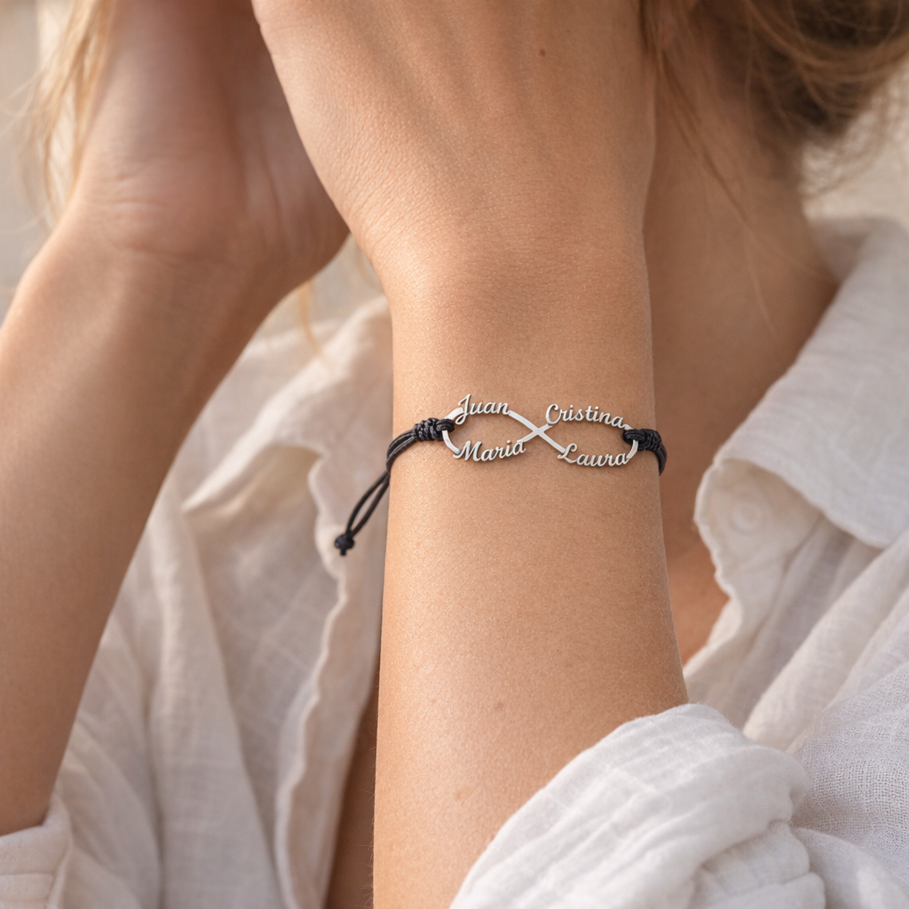 Pulsera Infinito de Plata 925 con Nombres Grabados - joya puesta | Customima