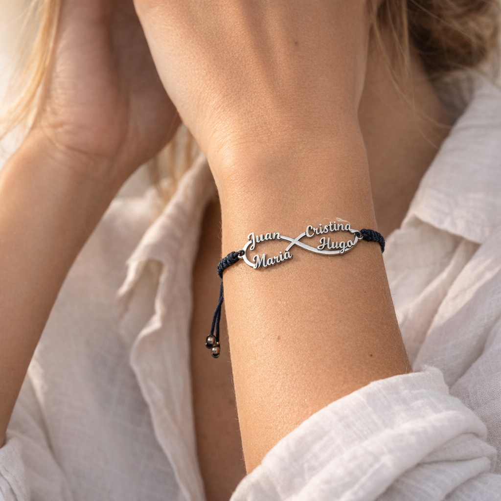 Pulsera Infinito de Plata 925 con Nombres Grabados - joya puesta | Customima