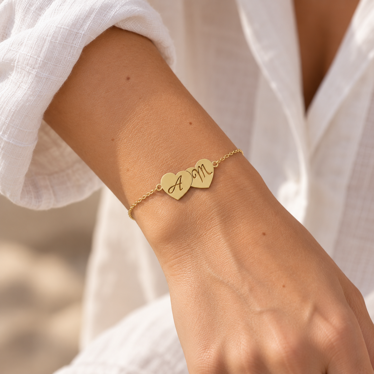Pulsera Dos Corazones de Oro con Nombres Grabados - joya puesta | Customima