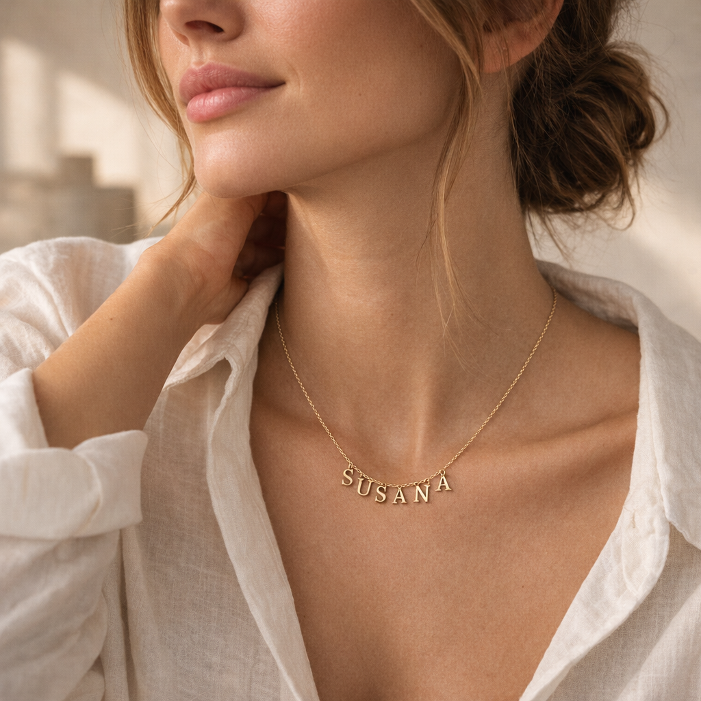 Collar de Oro 18K con Nombre Grabado - joya puesta | Customima