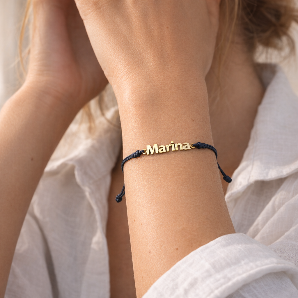 Pulsera Macramé de Oro con Nombre Grabado - joya puesta | Customima