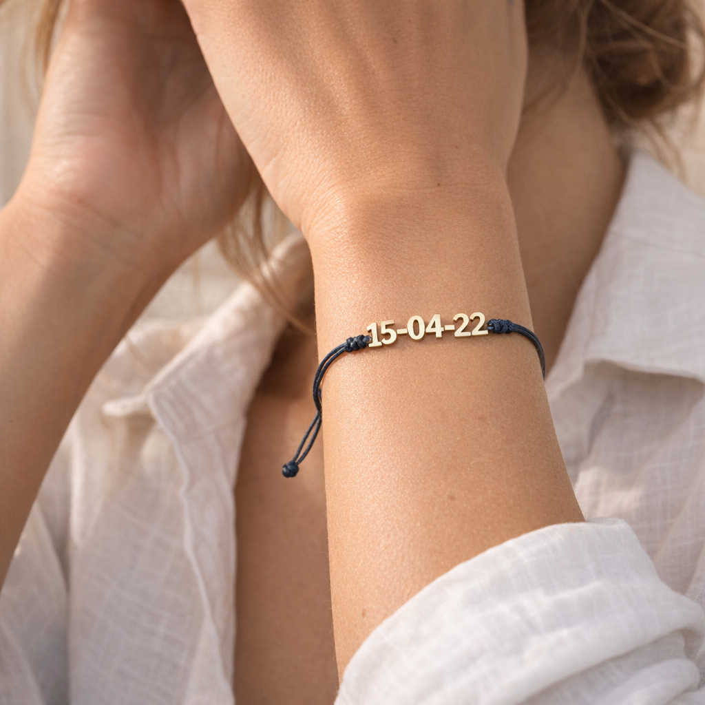 Pulsera Macramé de Oro con Fecha Personalizada - joya puesta | Customima