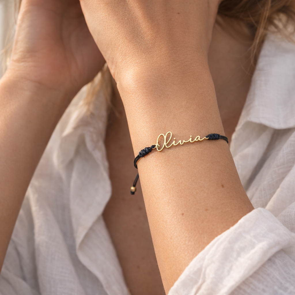 Pulsera Caligrafía de Oro con Nombre Grabado - joya puesta | Customima