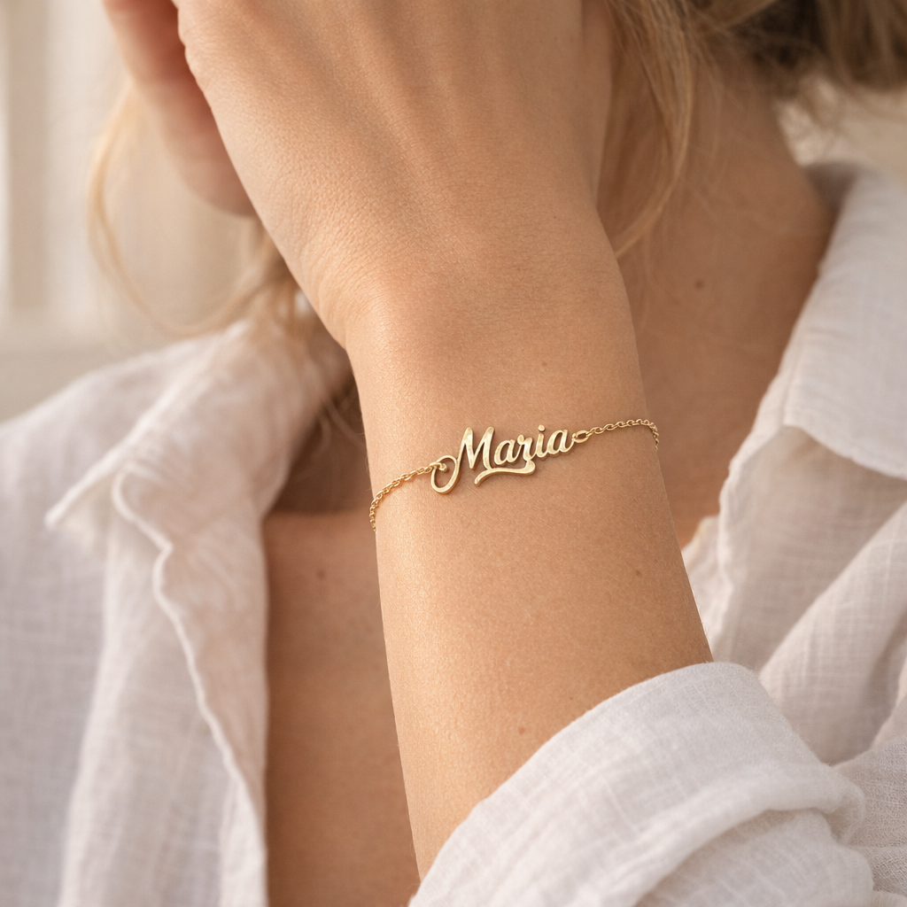 Pulsera Estilo Carrie de Oro con Nombre Grabado - joya puesta | Customima