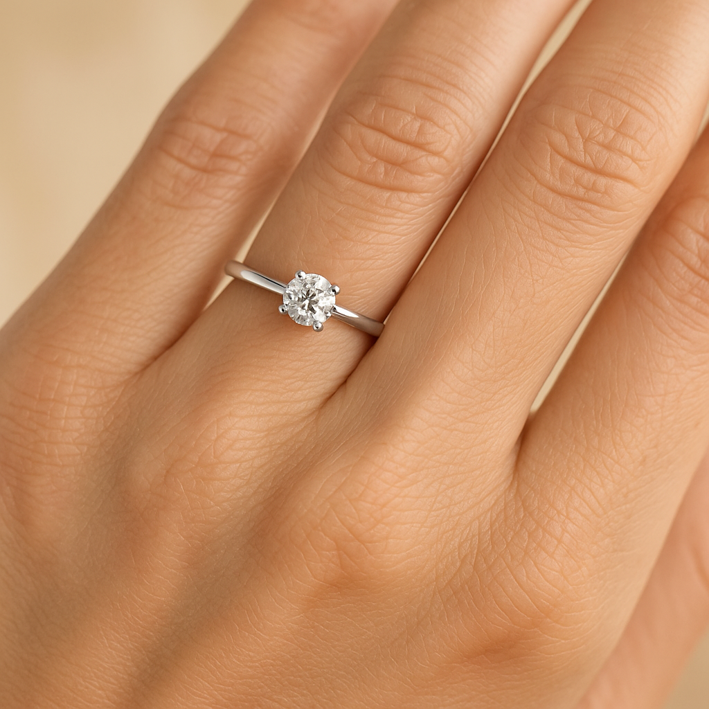 Anillo Solitario de Platino 950 Promise 0,40 ct con Diamante puesto en la mano