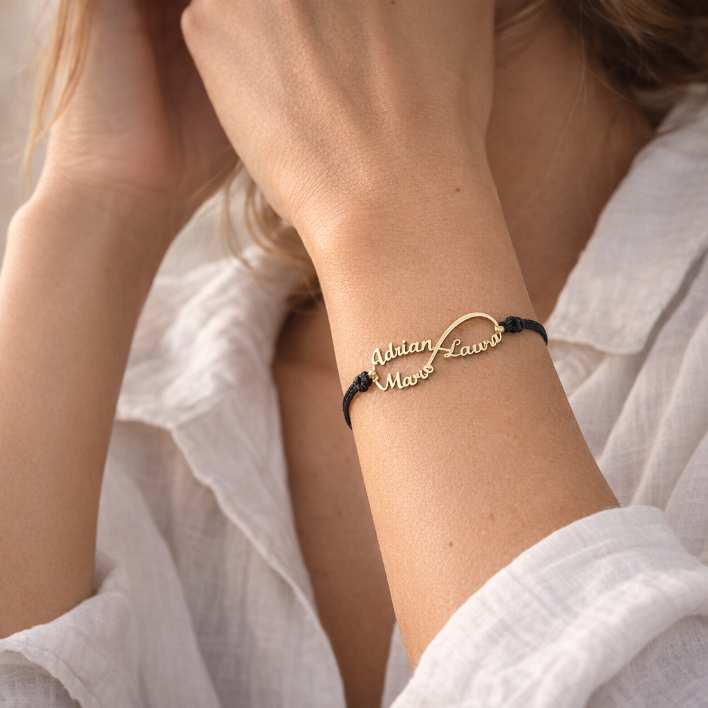 Pulsera Infinito de Oro con Nombres Grabados - joya puesta | Customima