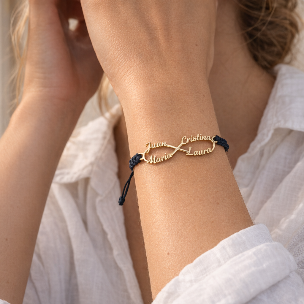 Pulsera Infinito de Oro con Nombres Grabados - joya puesta | Customima