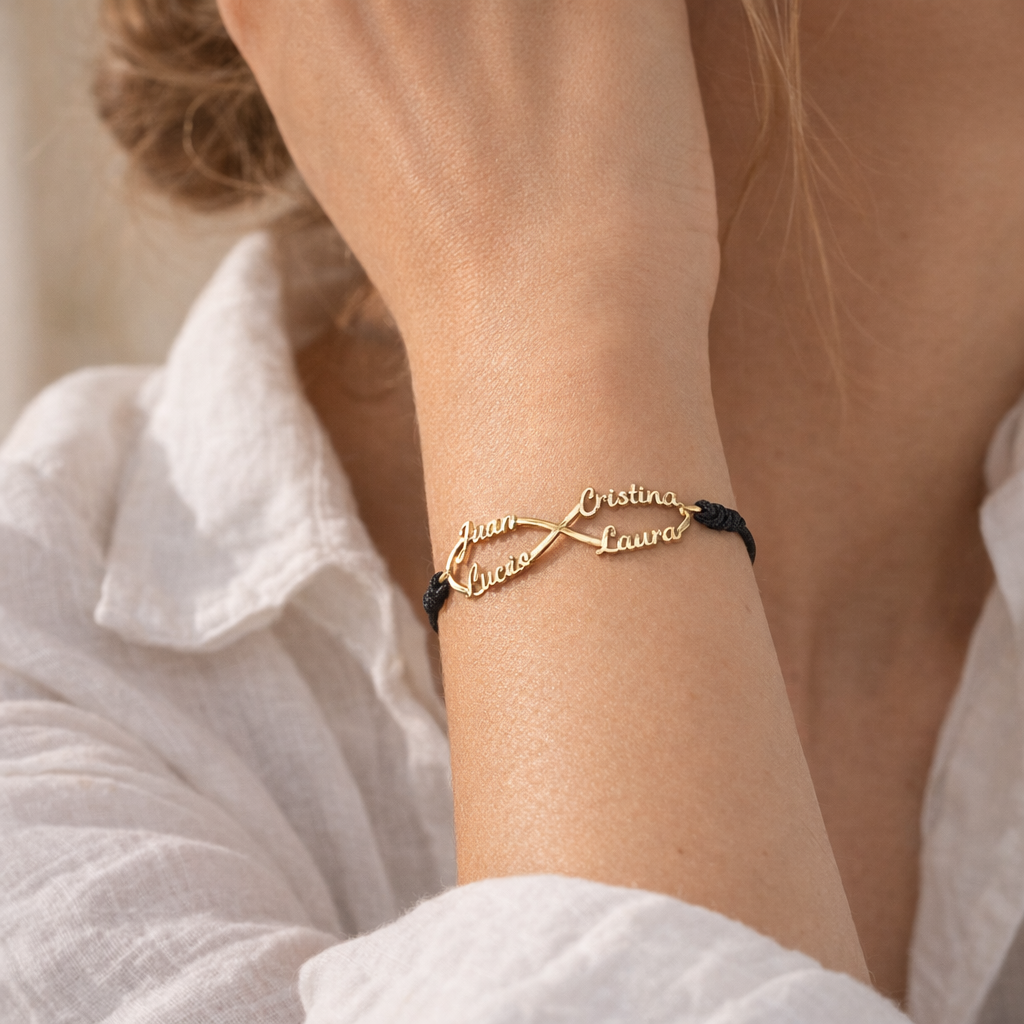 Pulsera Infinito de Oro con Nombres Grabados - joya puesta | Customima