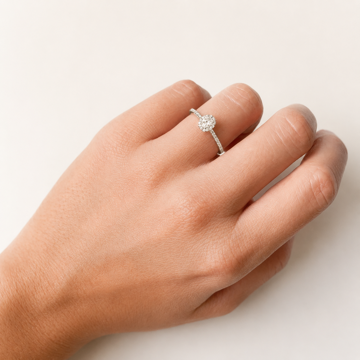 Anillo de Oro 9K con Diamante Oval Personalizado para Mujer
