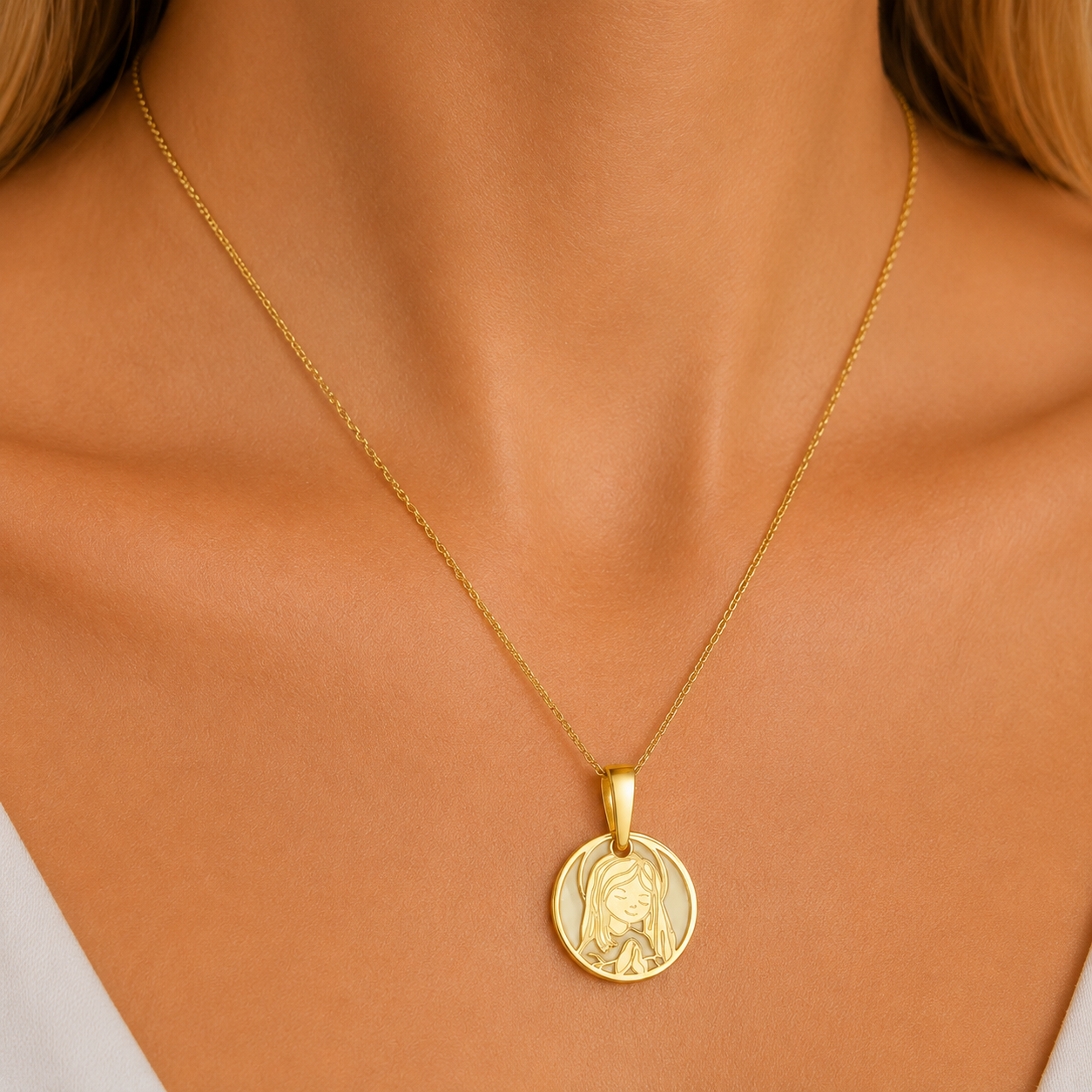 Colgante Virgen Niña con Nácar de Oro 9K Personalizado