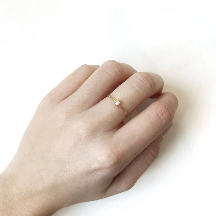 Anillo Solitario Cuadrado Bisel de Oro 9K con Circonita