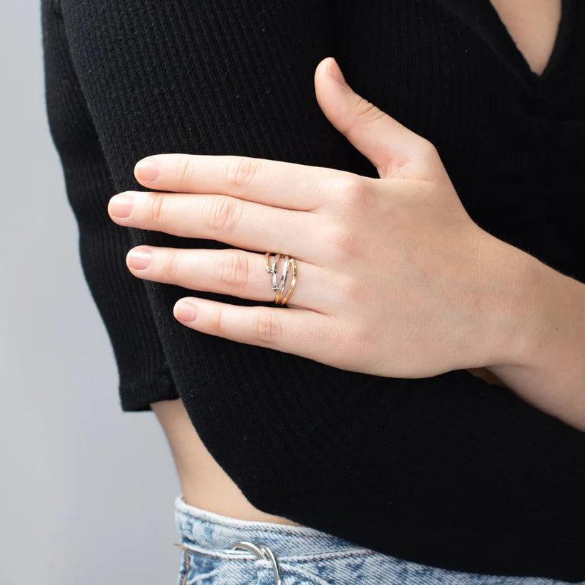 Anillo de Oro 9K con Bandas Cruzadas
