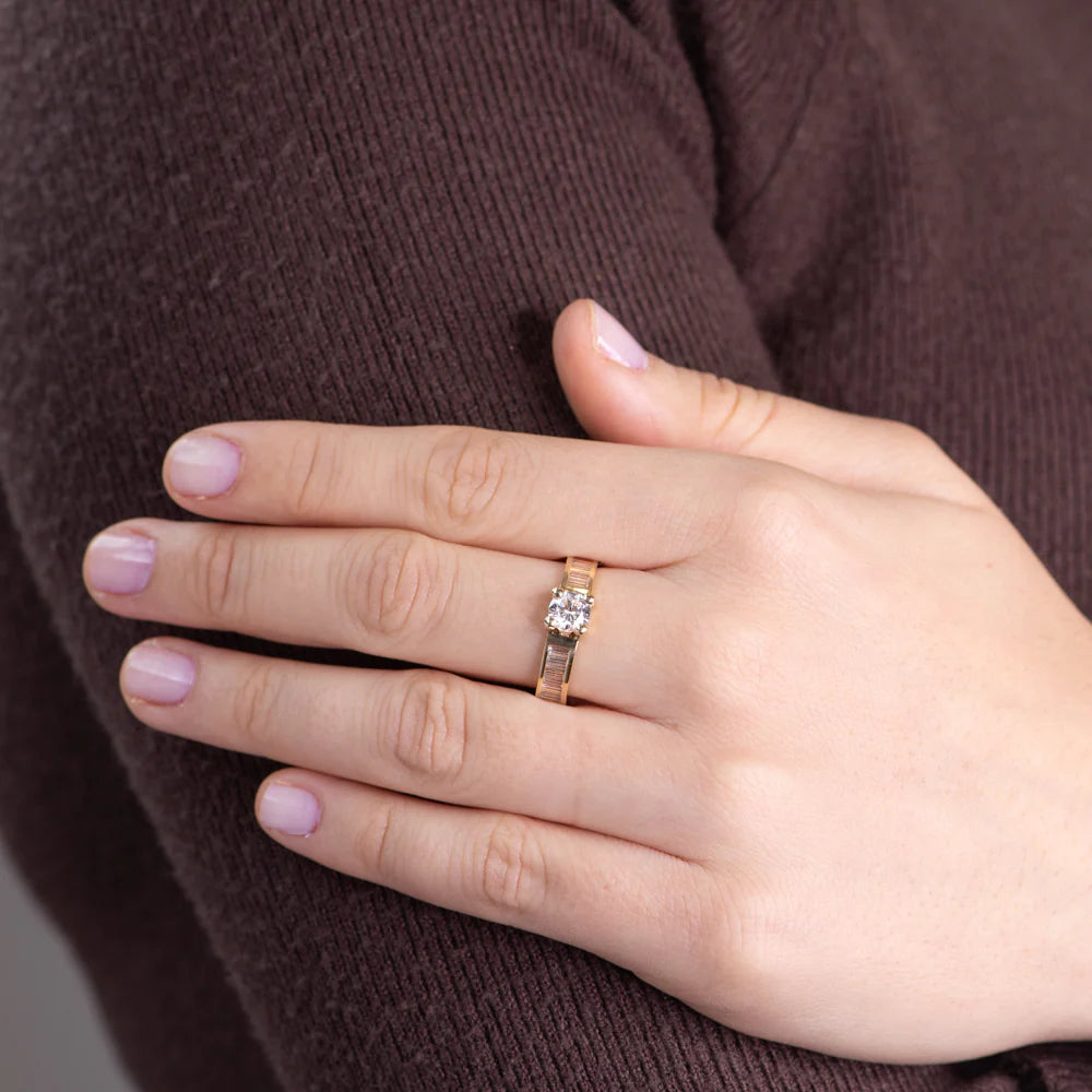 Anillo Solitario Americano de Oro con Circonita