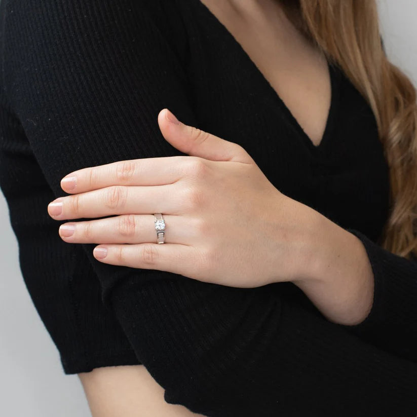 Anillo Solitario Americano de Oro con Circonitas