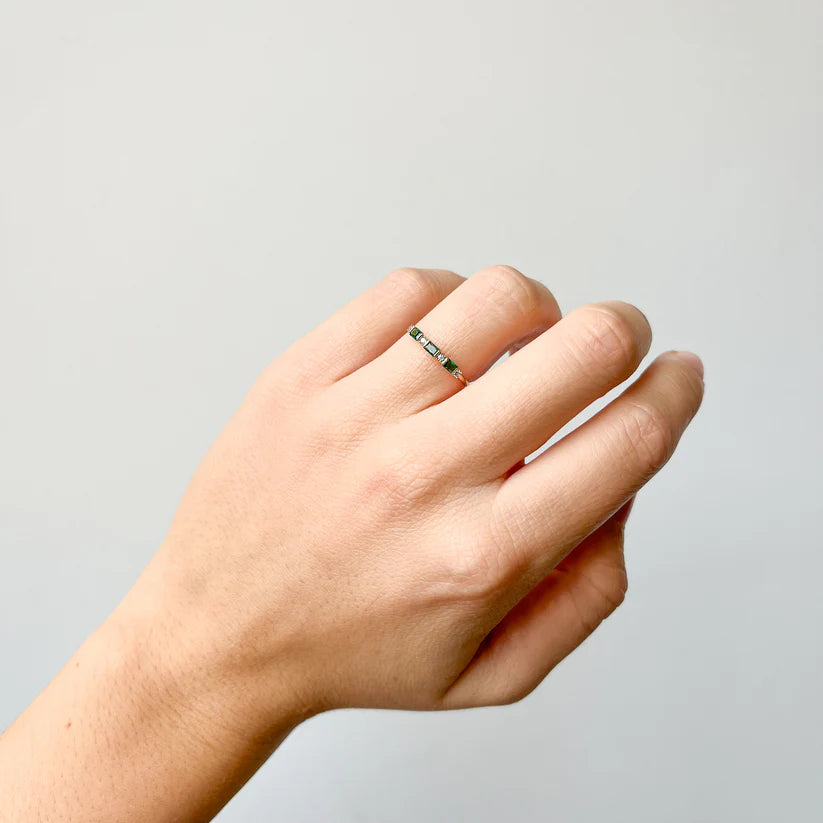 Anillo de Oro 9K con Circonitas Esmeralda y Blancas