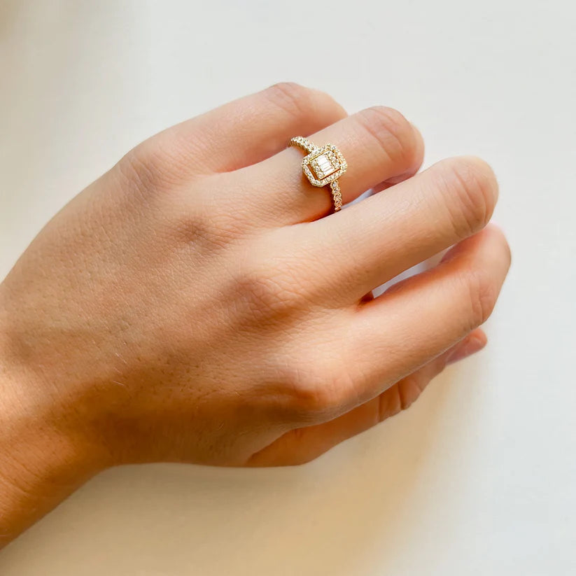 Anillo Cuadrado de Oro 18K con Circonitas Baguette