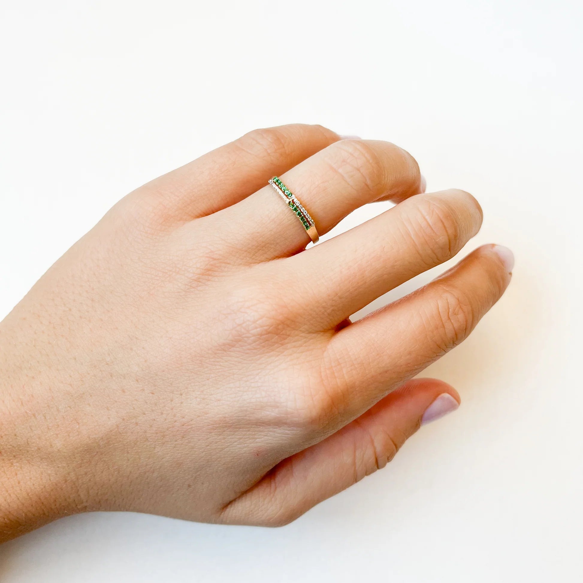 Anillo de Oro 9K con Circonitas Esmeralda y Blancas