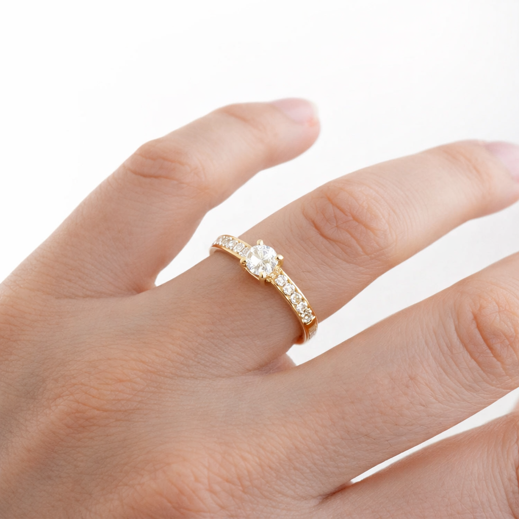 Anillo Solitario de Oro con Circonita