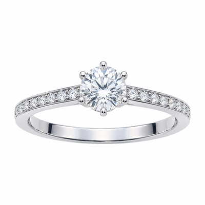 Anillo de plata con moissanita central de seis garras y banda de piedras pequeñas