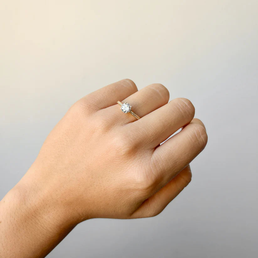 Anillo Solitario Americano de Oro 18K con Circonitas