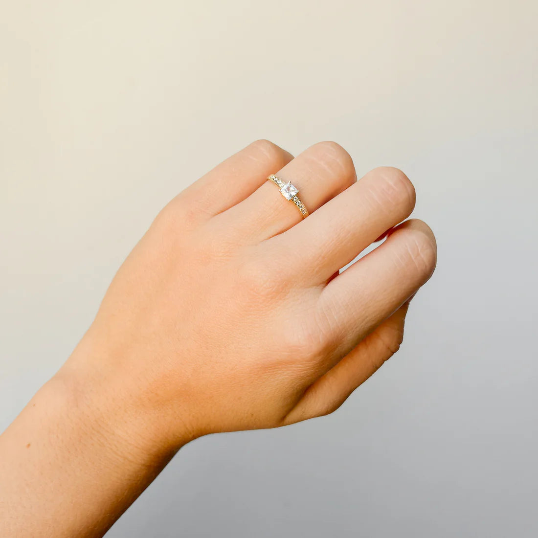 Anillo Solitario Americano de Oro con Circonita