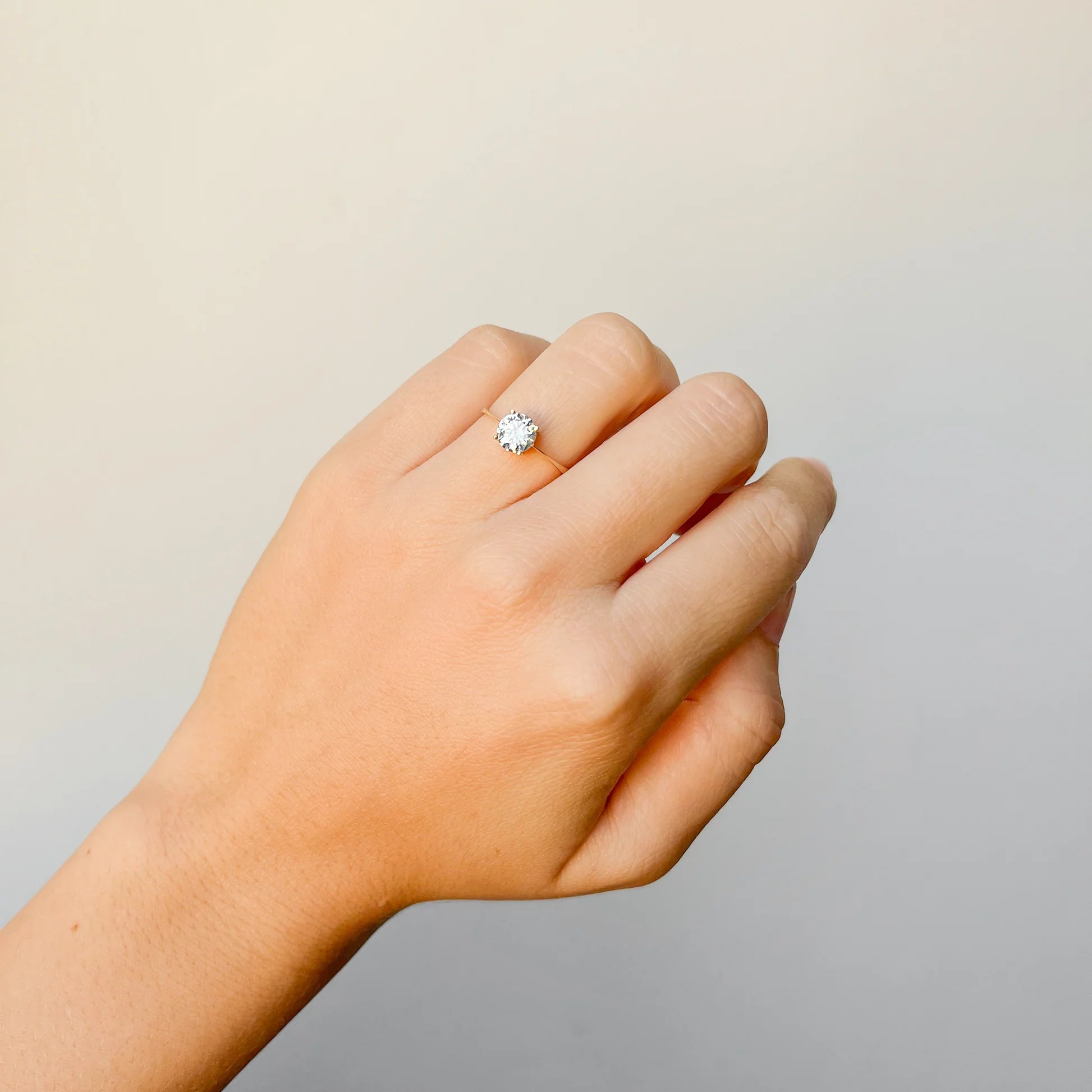 Anillo Solitario de Oro con Circonita