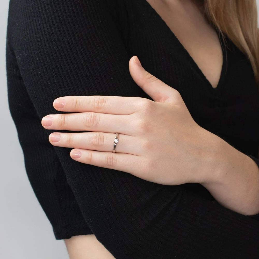 Anillo Solitario Circonita 4 Grapas Oro