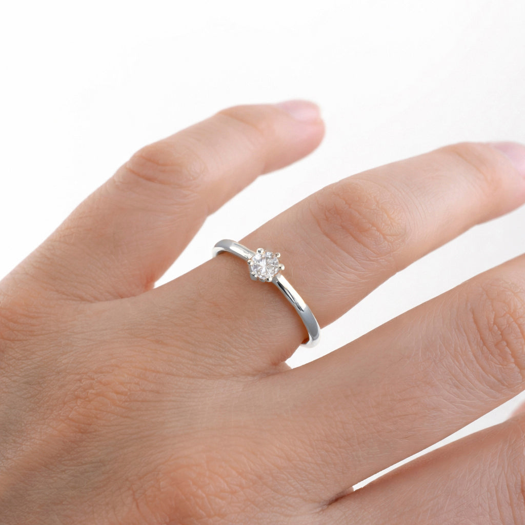 Anillo Solitario de Oro con 6 Grapas