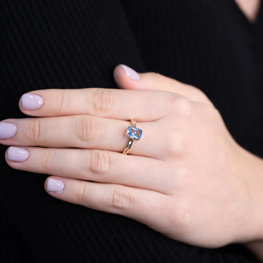Anillo de Oro 9K con Aguamarina Talla Esmeralda