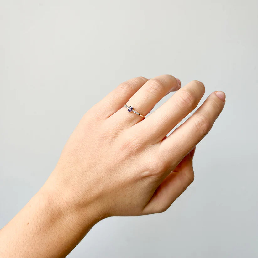 Anillo de Oro 9K con Amatista y Circonitas