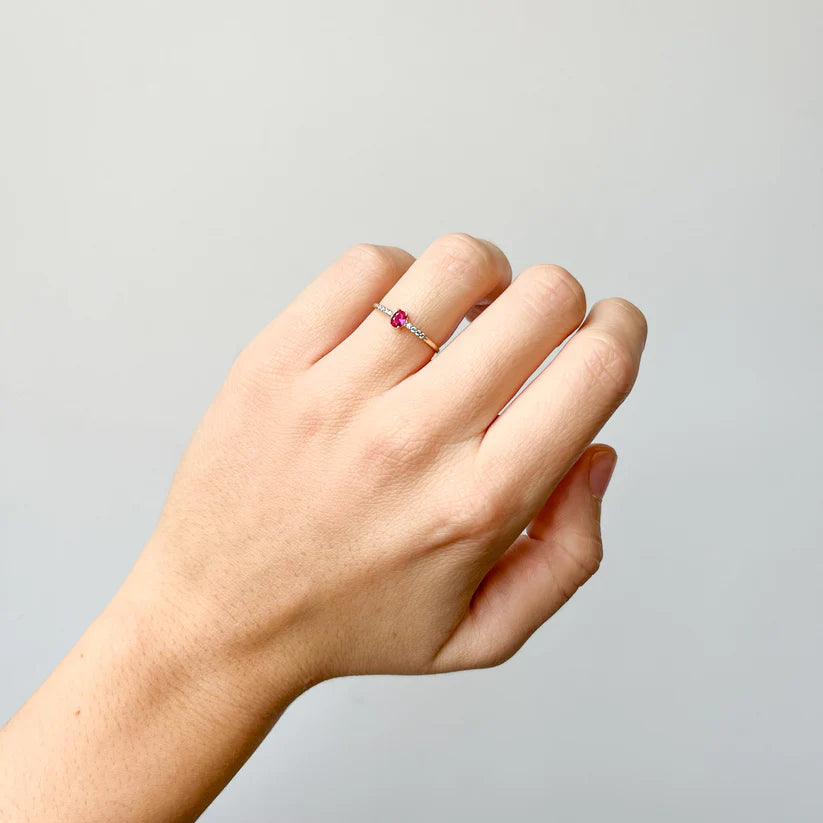 Anillo Solitario de Oro 9K con Circonita Rubí