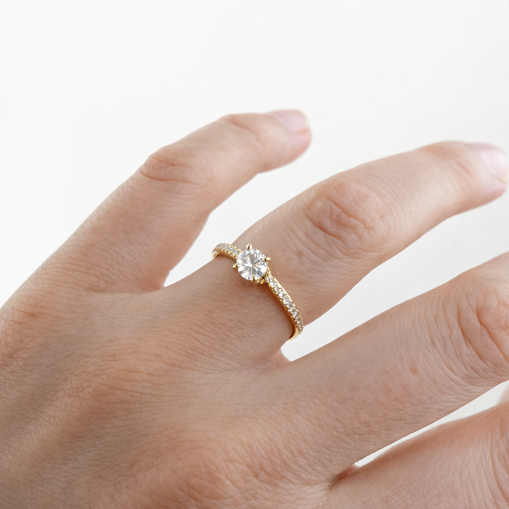Anillo Solitario Americano de Oro 9K con Circonitas