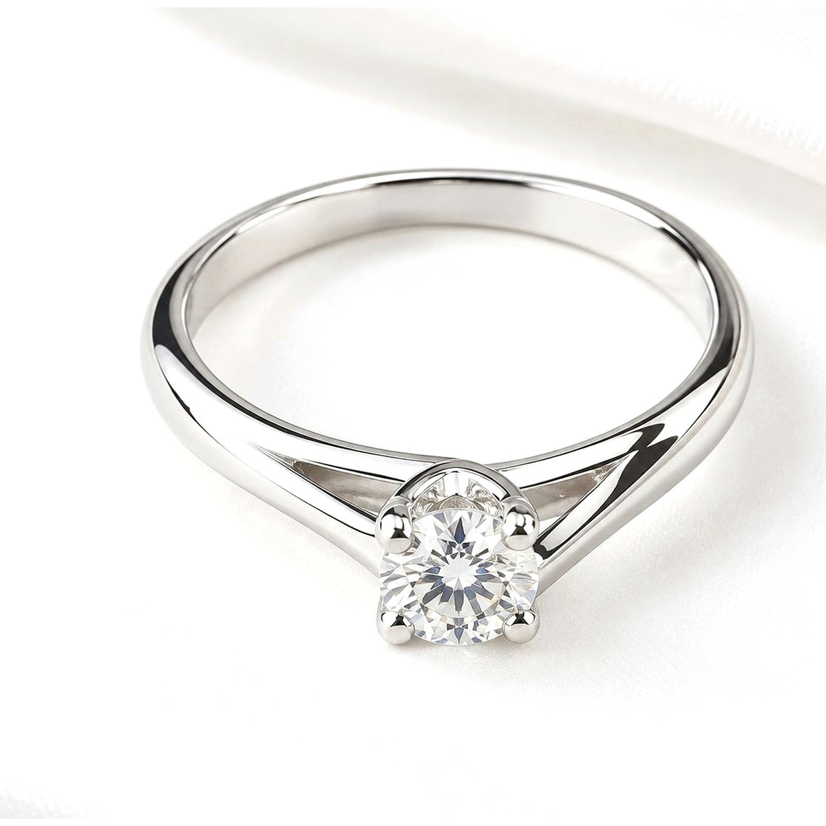 Anillo Solitario de Oro 18K con Diamante