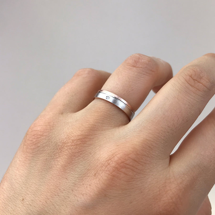 Alianza Satinada Línea Pulida 4mm con Diamante