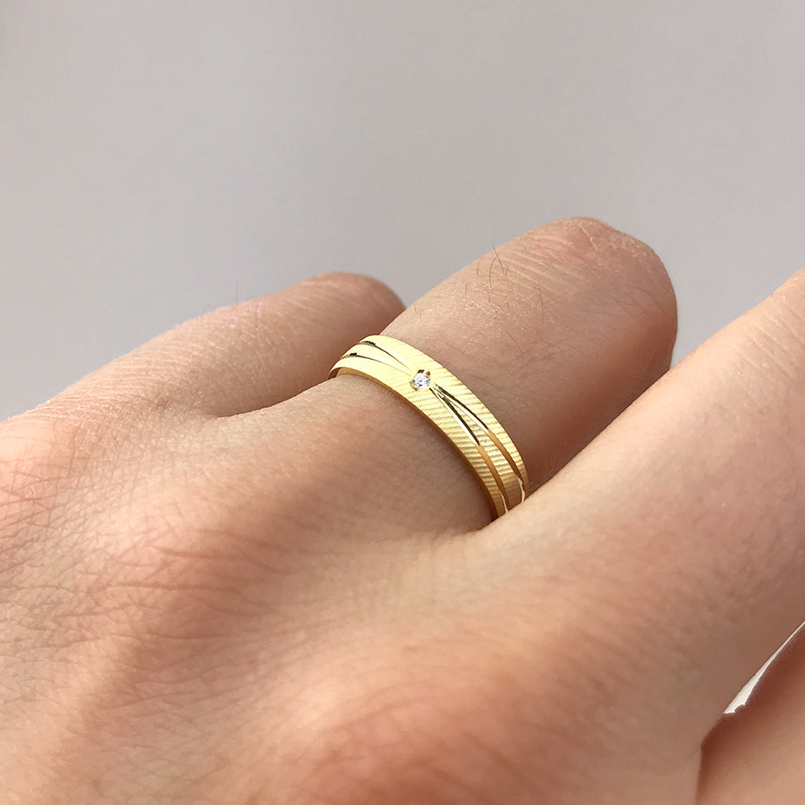 Alianza Facetada 2 Líneas Pulidas 4mm con Diamante