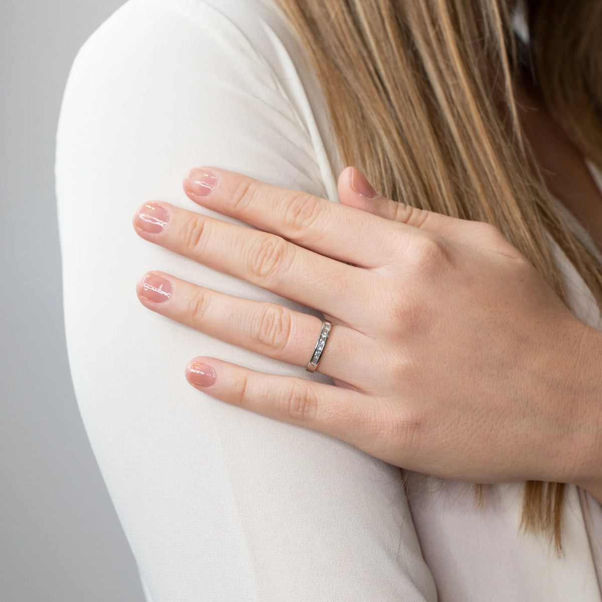 Anillo Media Argolla de matrimonio de Oro con Engaste de Carril
