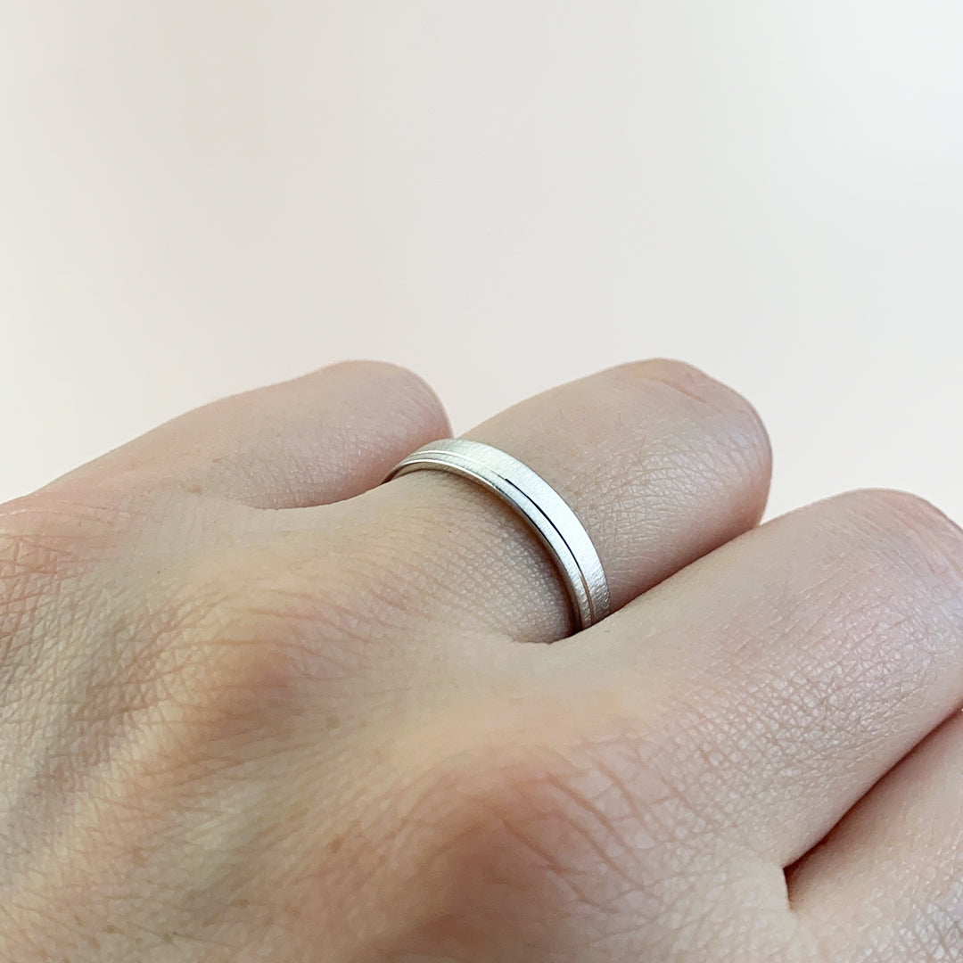 Alianza de Boda Mate Línea Brillante