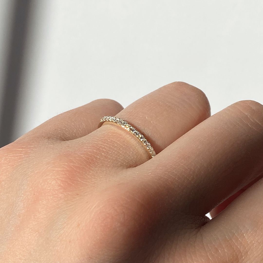 Anillo Media Alianza con Diamante de Laboratorio en Oro 9k