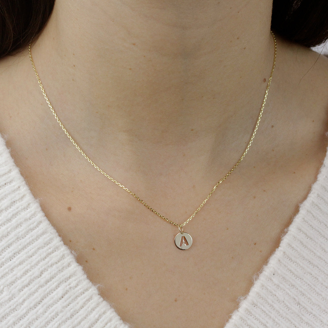 Collar con inicial Disco