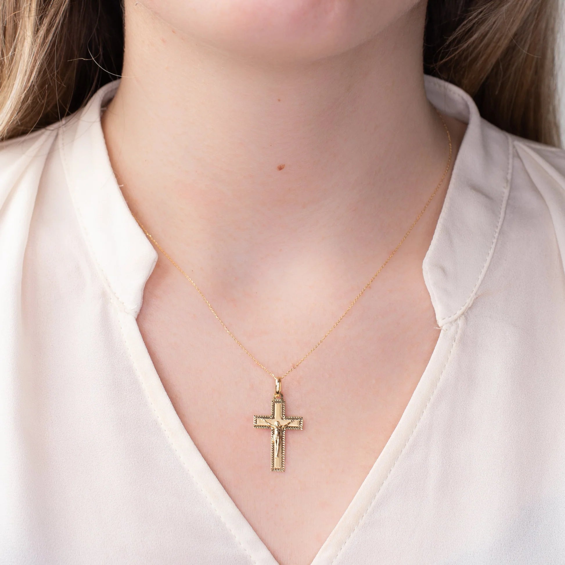 Collar Cruz Plana Grabada Cristo 16x25mm