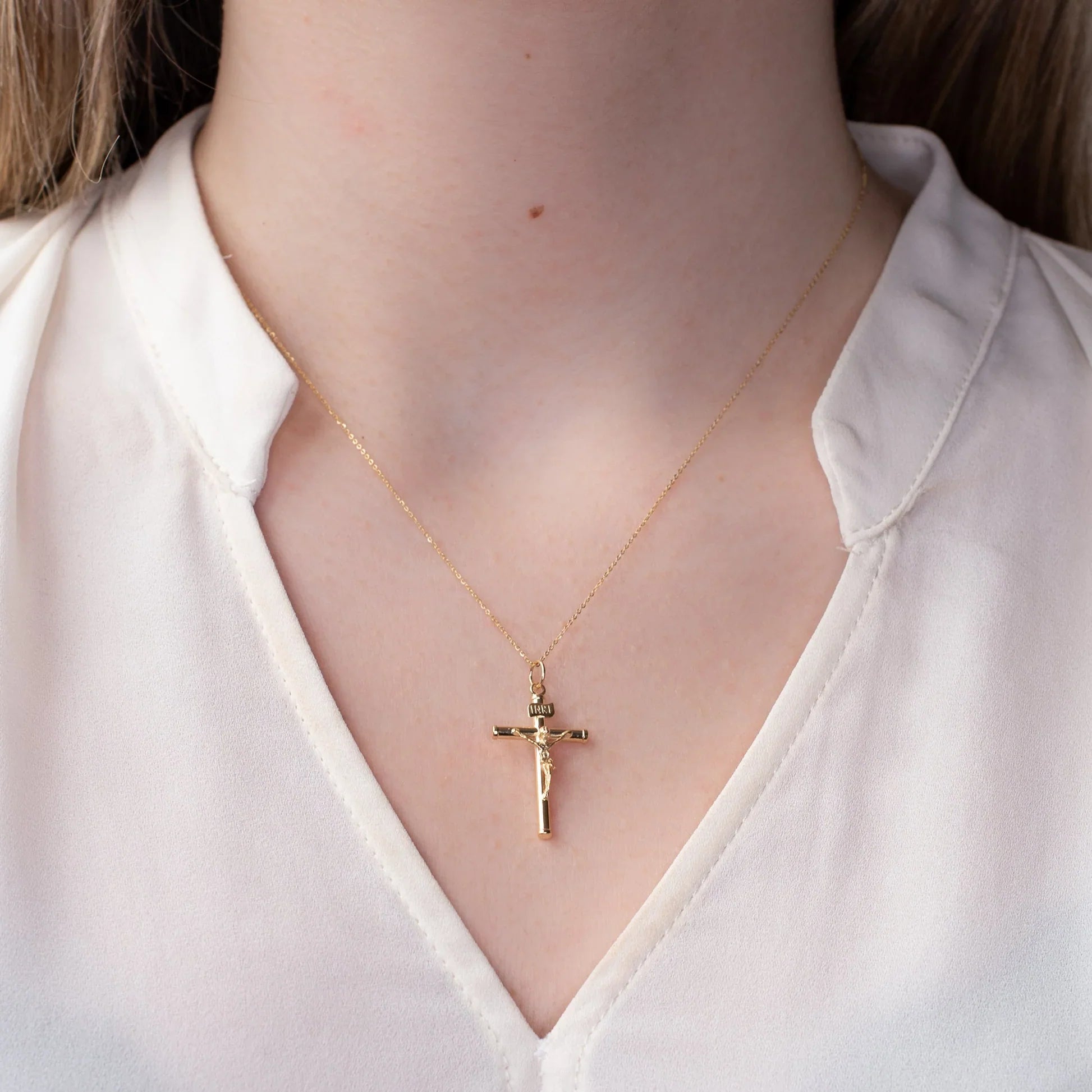 Colgante Cruz Tubo Cristo de Oro 9K