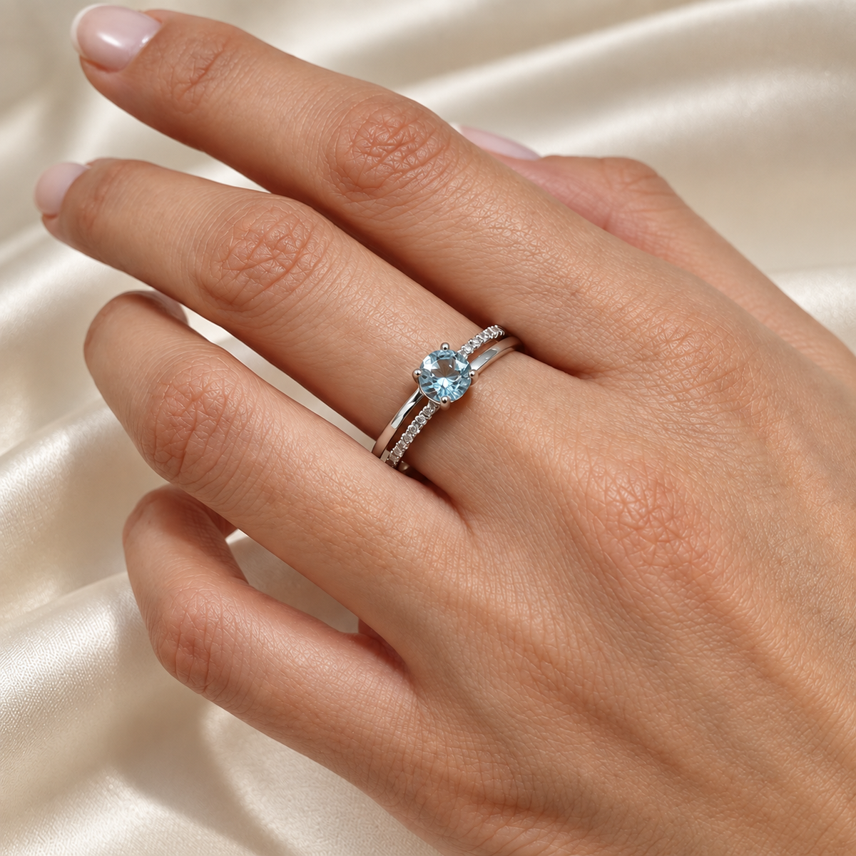 Anillo Ezio con Diamante de Laboratorio en oro puesto en la mano
